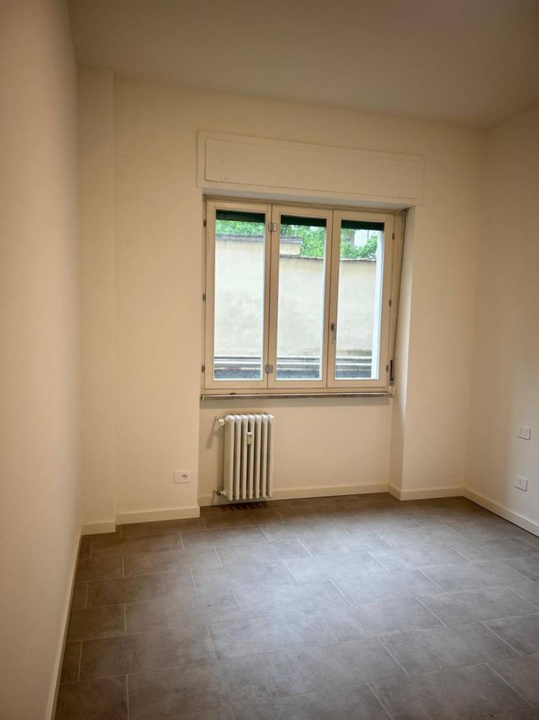Bilocale completamente ristrutturato a nuovo composto da ingresso, soggiorno con angolo cottura arredato, camera e bagno.