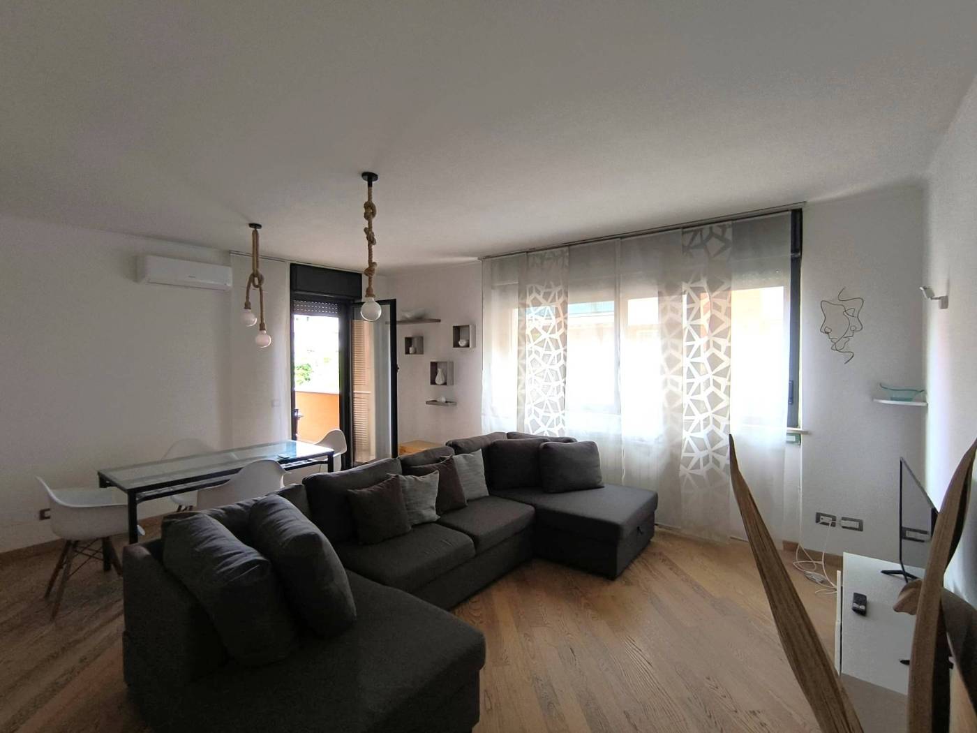 Torrino Nord ampio trilocale in vendita Eur Torrino - Via Tolosa all'interno di una palazzina signorile di recente costruzione proponiamo in vendita 
