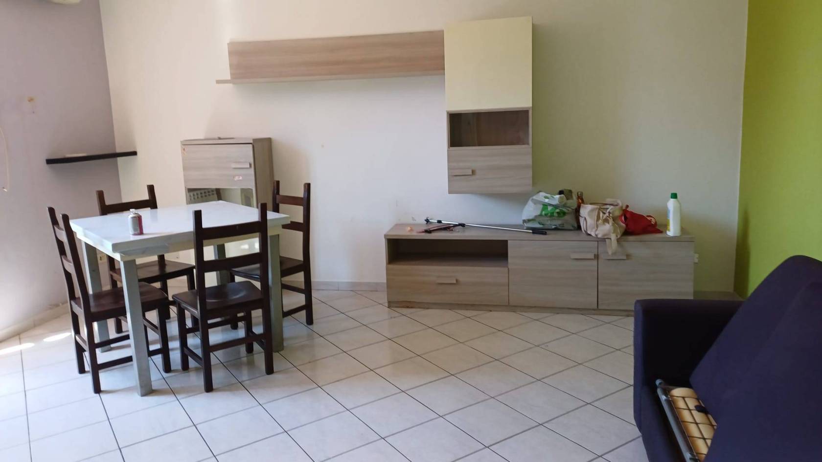 delizioso appartamento indipendente, composto da salone con angolo cottura, camera letto, bagno cantina nel piano terra lastrico solare, con 