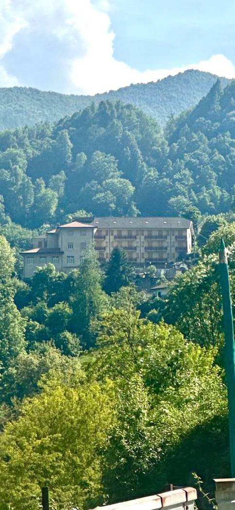 Torino a 30 minuti dal centro in zona Valli di Lanzo, distante circa 25 km dall'Aereoporto Internazionale di Caselle Torinese, Intero Stabile,