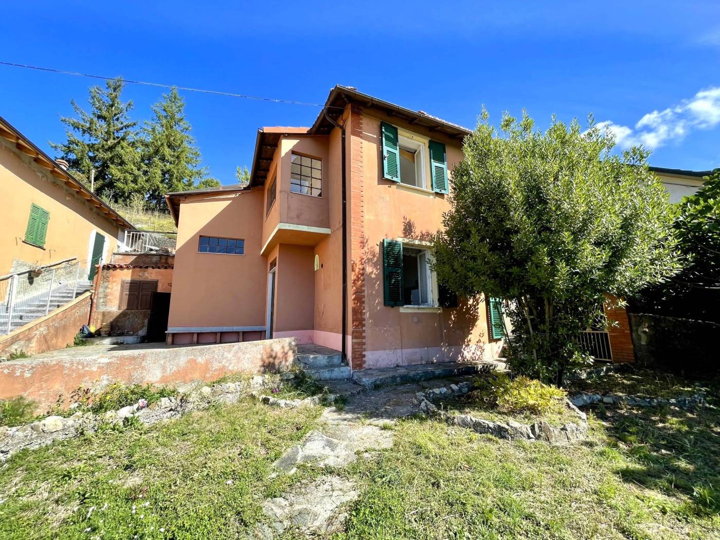 IN TRATTATIVA -- Ci troviamo in una zona tranquilla e immersa nel verde, a circa 730m sul livello del mare. Proponiamo una casetta indipendente con 