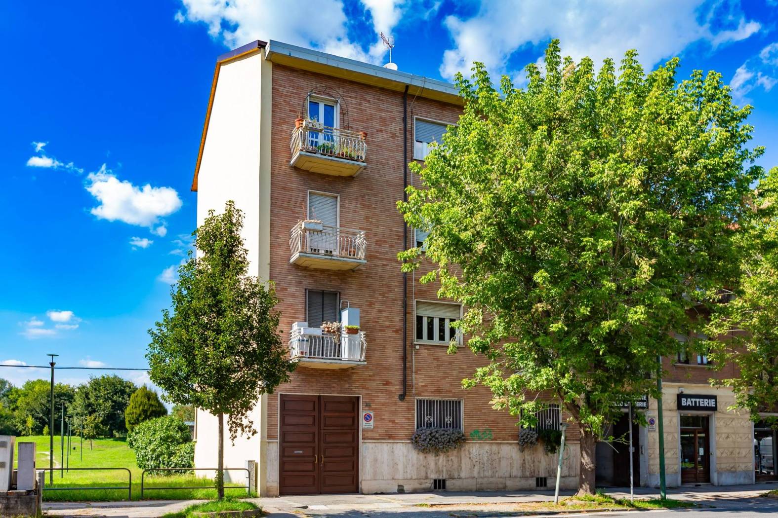 In strada Settimo n 23, proponiamo in vendita un grazioso e accogliente trilocale in condominio anni '50, ben conservato nelle parti comuni. 