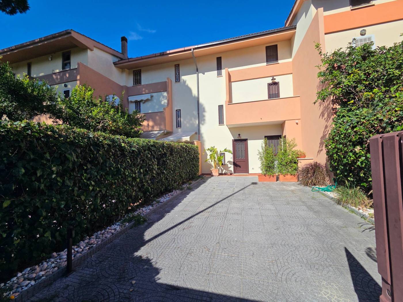 Fregene, centralissimo, a 300 mt dal mare, precisamente in viale Nettuno proponiamo la vendita di un villino a schiera totalmente ristrutturato ed 