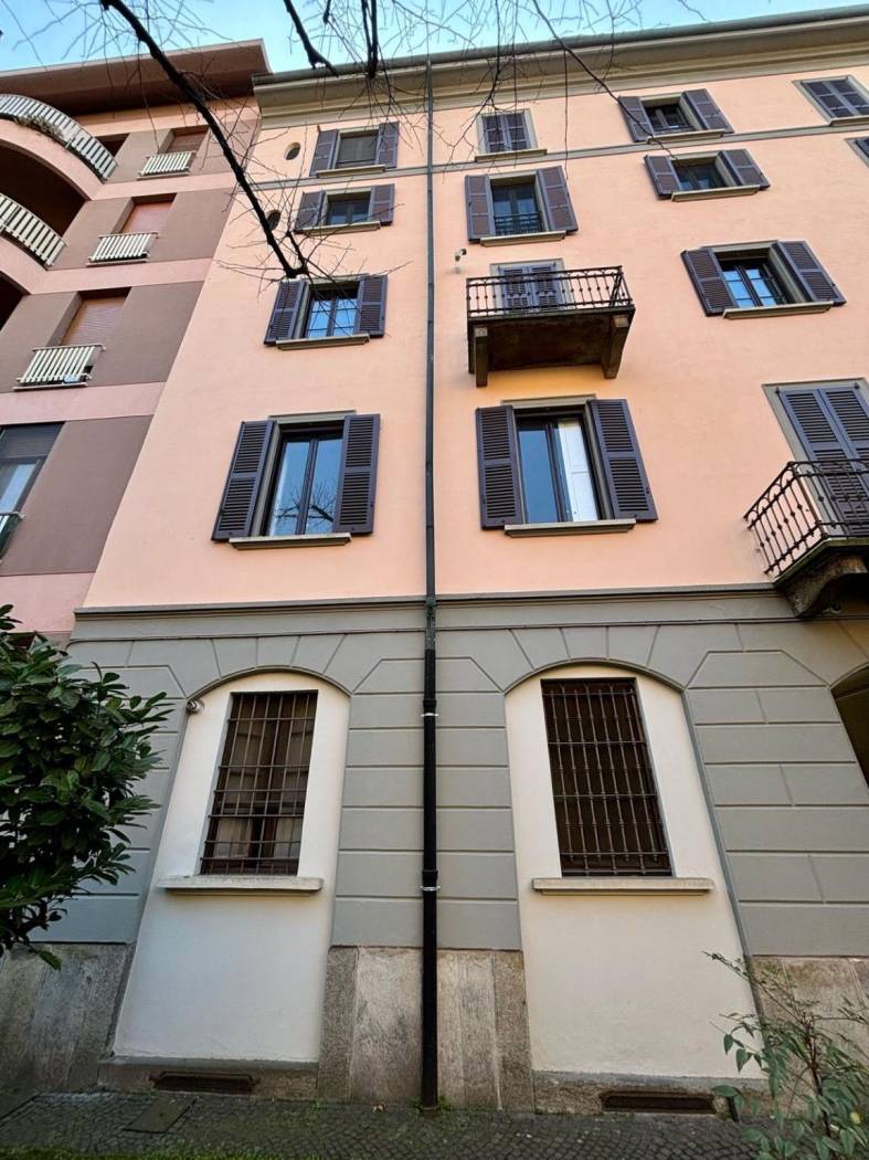 Adiacente al Conservatorio all'interno di un contesto d'epoca ricco di verde e tranquillità affittiamo appartamento al 1° piano composto da soggiorno,