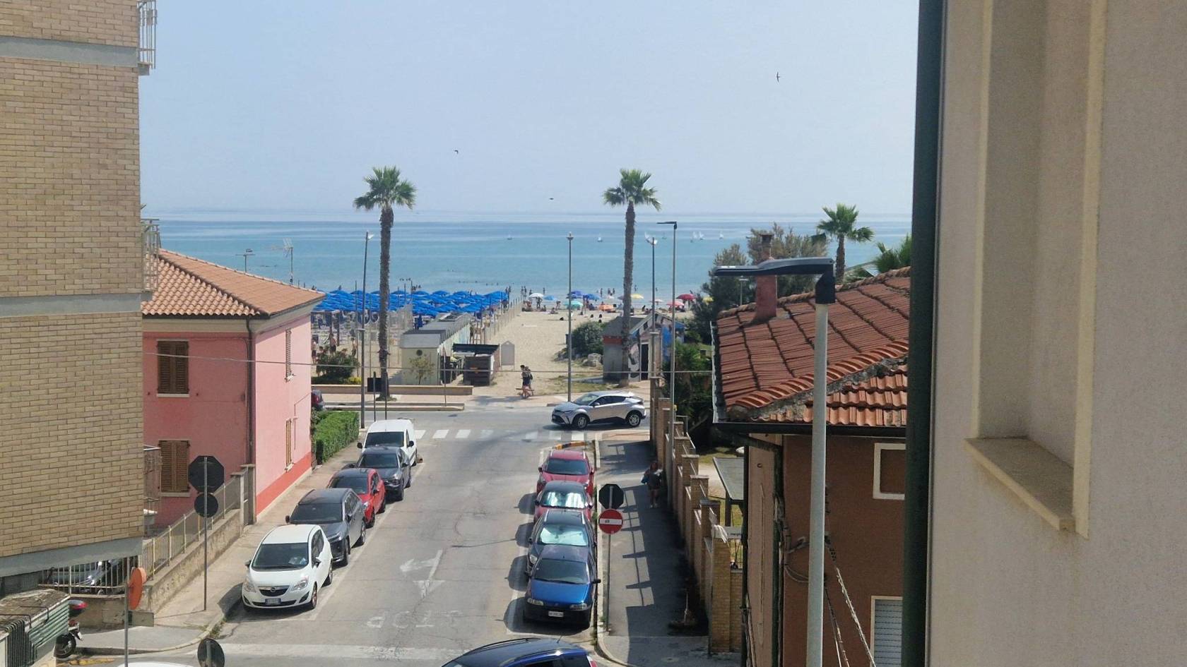 Appartamento con vista mare – Lungomare Nord, posizione esclusiva A pochi passi dal mare, nella parte più ambita del Lungomare Nord, proponiamo in 