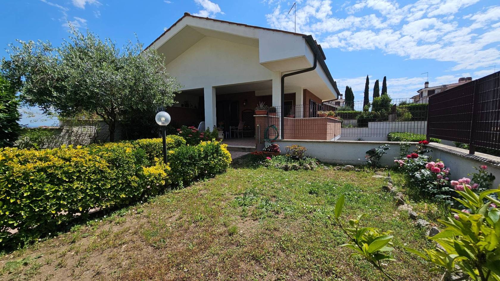 GUIDONIA MONTECELIO - località Poggio Fiorito - Proponiamo in vendita porzione di bifamiliare in ottime condizioni sia interne che esterne, 