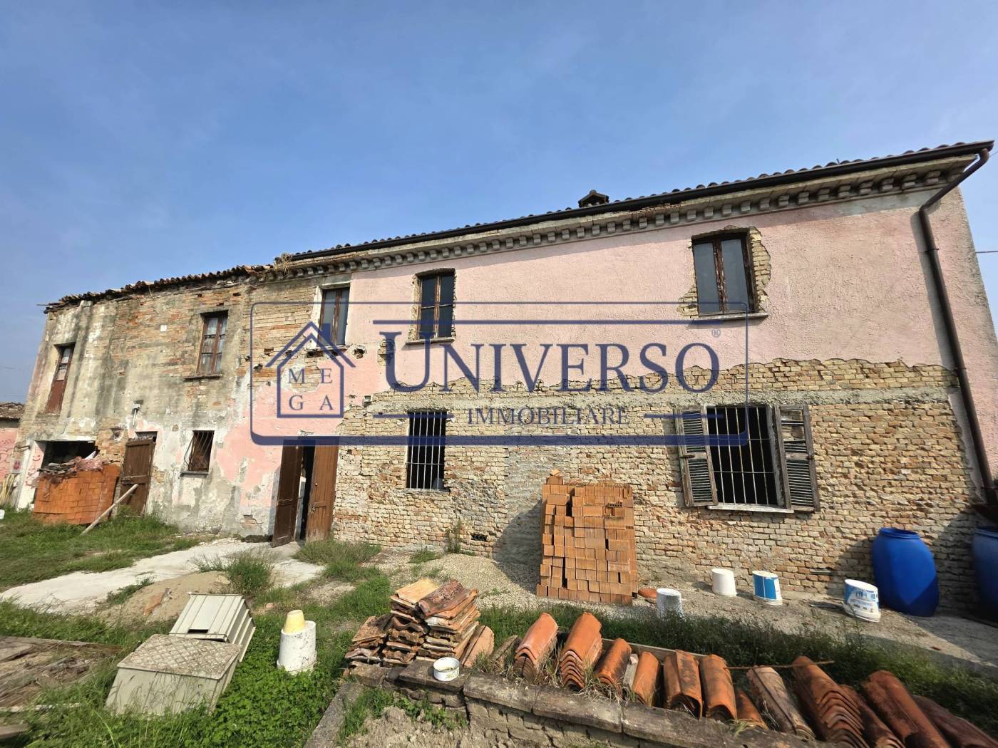 VERRETTO: Via Mazzini, casa indipendente su quattro lati disposta su due livelli. Accesso alla proprietà tramite doppio ingresso pedonale e uno 