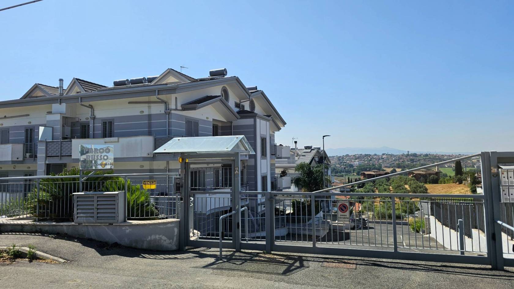Fonte Nuova - Località Santa Lucia – Proponiamo in vendita un elegante appartamento di circa 70 mq, situato al primo piano di una moderna palazzina 