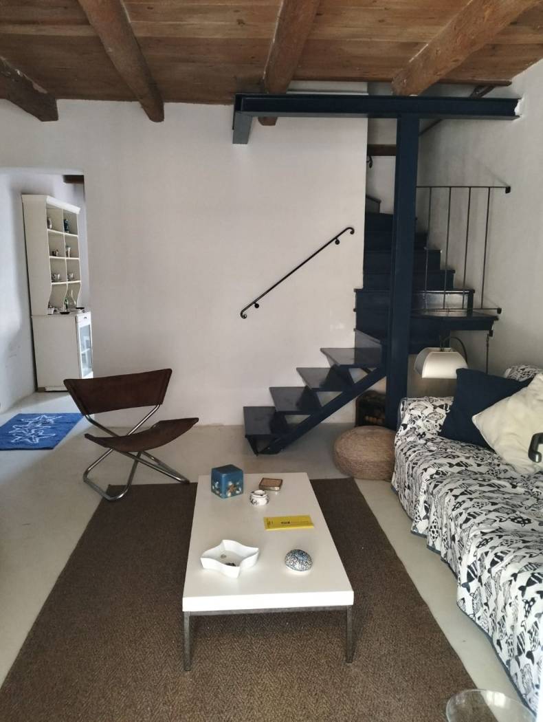 SENIGALLIA, in posizione equidistante tra il centro storico ed il mare, casa a schiera in aderenza su due lati ed indipendente dal piano terra al 