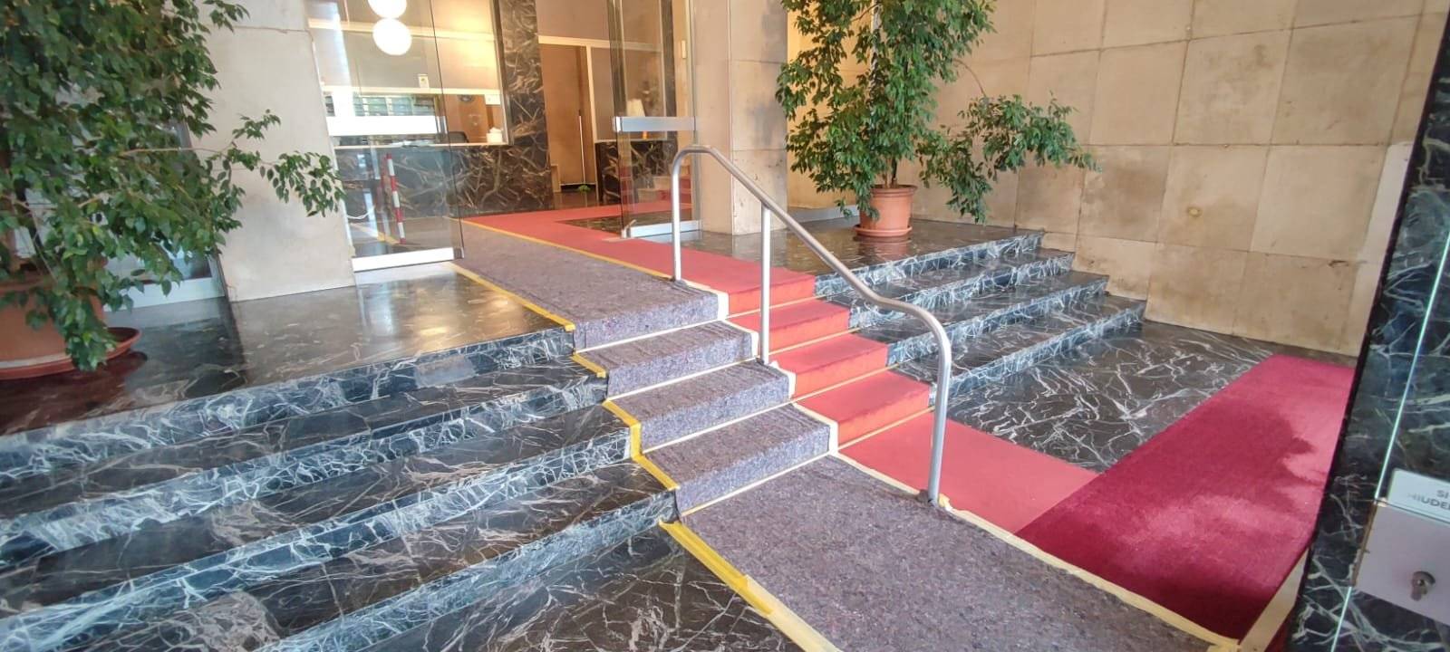 Affittasi Foce P.zzaRossetti ,ufficio di rappresentanza di mq. 233 posto al primo piano con cantina. L'immobile è stato ristrutturato recentemente; 