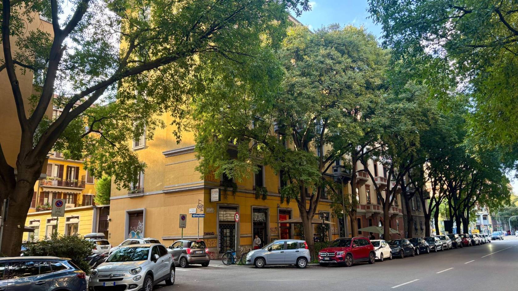 Piano alto si affitta luminoso e silenzioso trilocale ang. Castel Morrone composto da ingresso, soggiorno doppio con balcone, cucina con lavanderia 