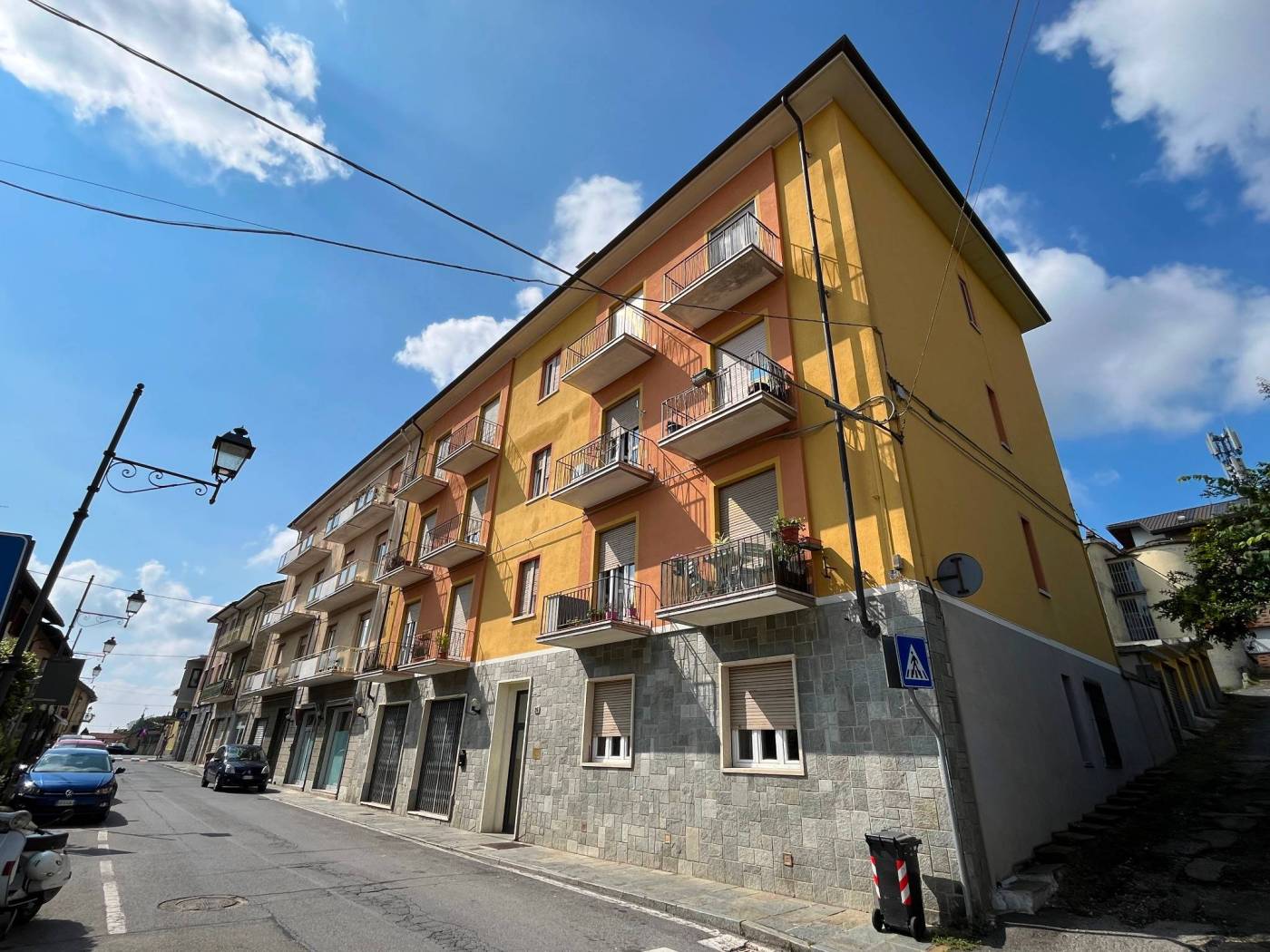 In Chieri, via Avezzana, comodissimo alle scuole e al centro paese, proponiamo in locazione un appartamento di ampia metratura posto al terzo piano 