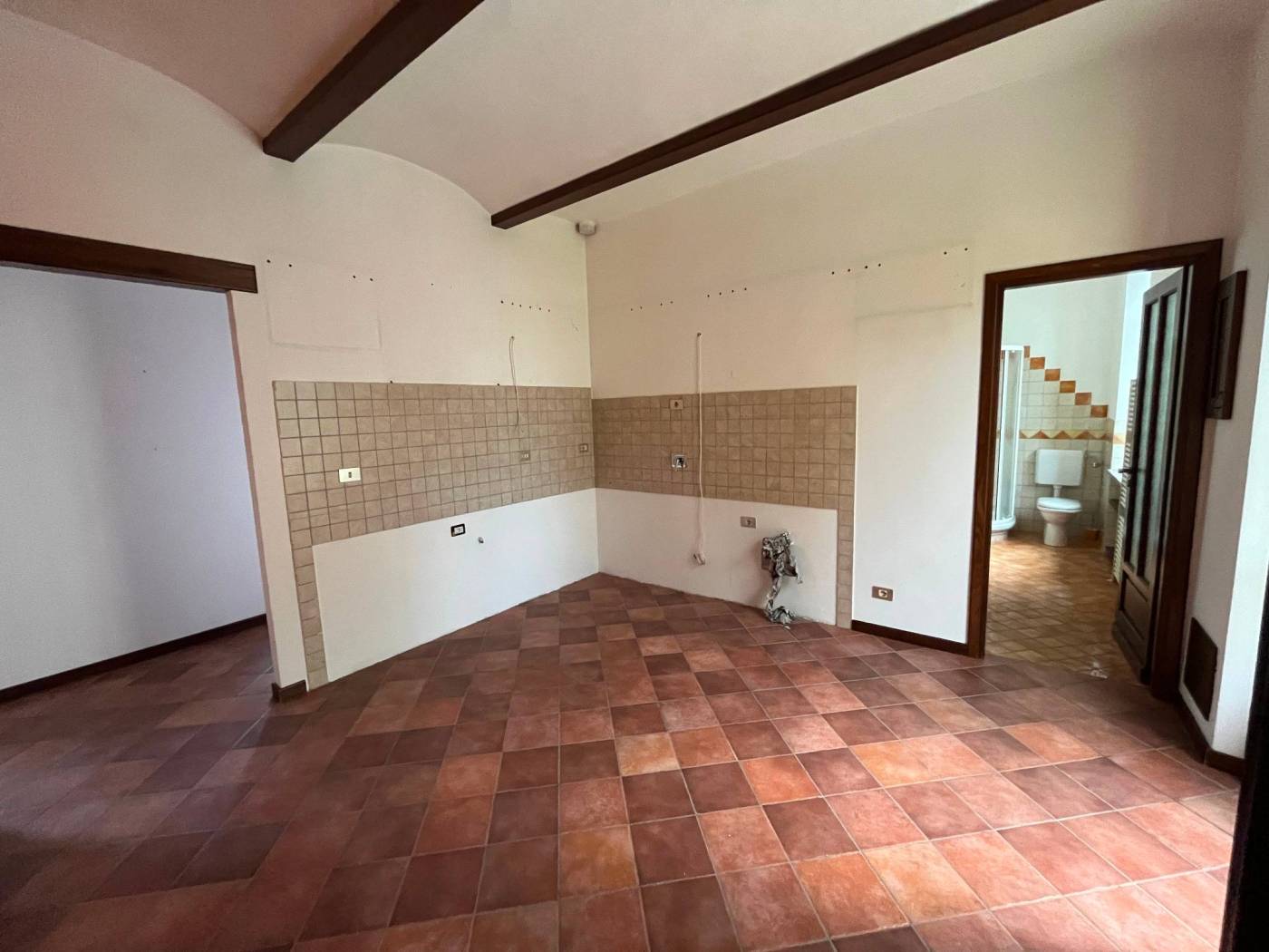 In Riva presso Chieri, in pieno centro, proponiamo in locazione un appartamento al piano primo raggiungibile con una comoda scala. L'immobile si 