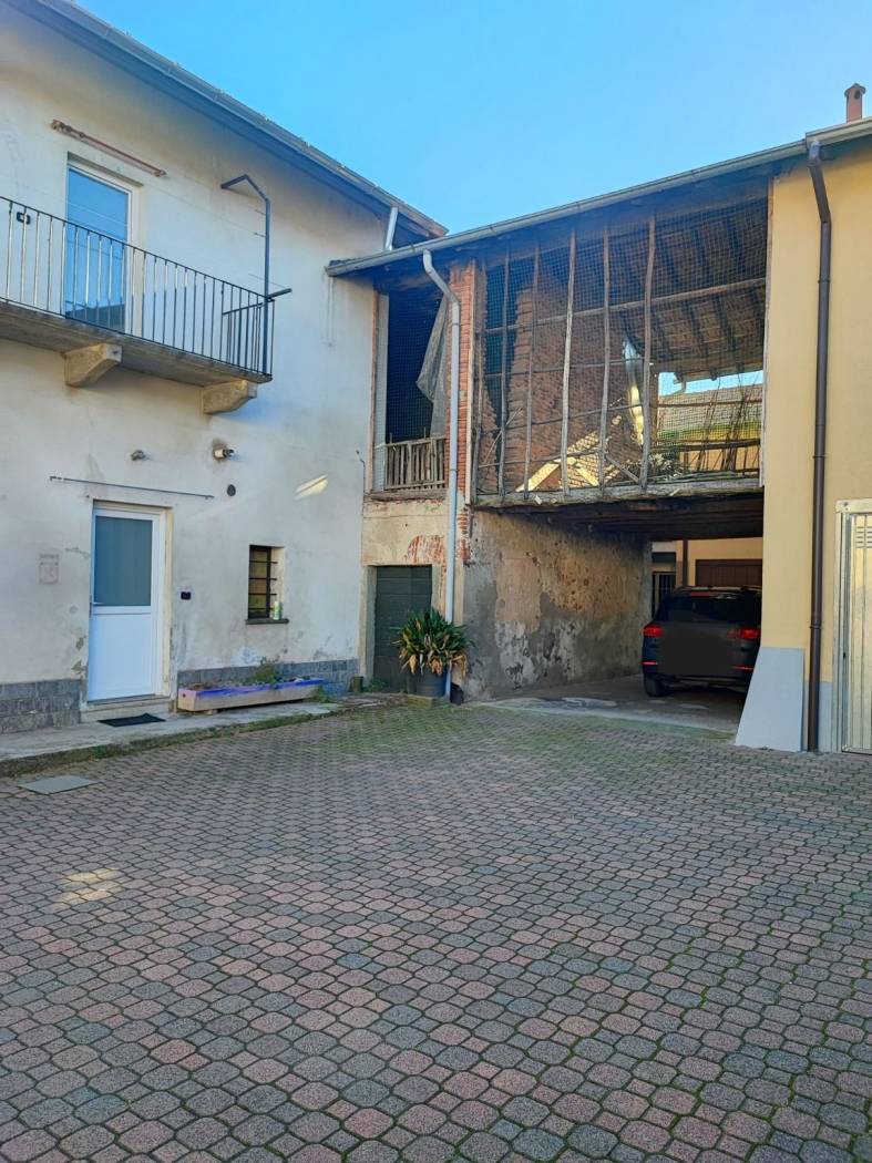 **Casa di Paese in Vendita - Un'opportunità da non perdere! ** Scopri il fascino di questa piccola casa di paese, situata in un contesto di corte 