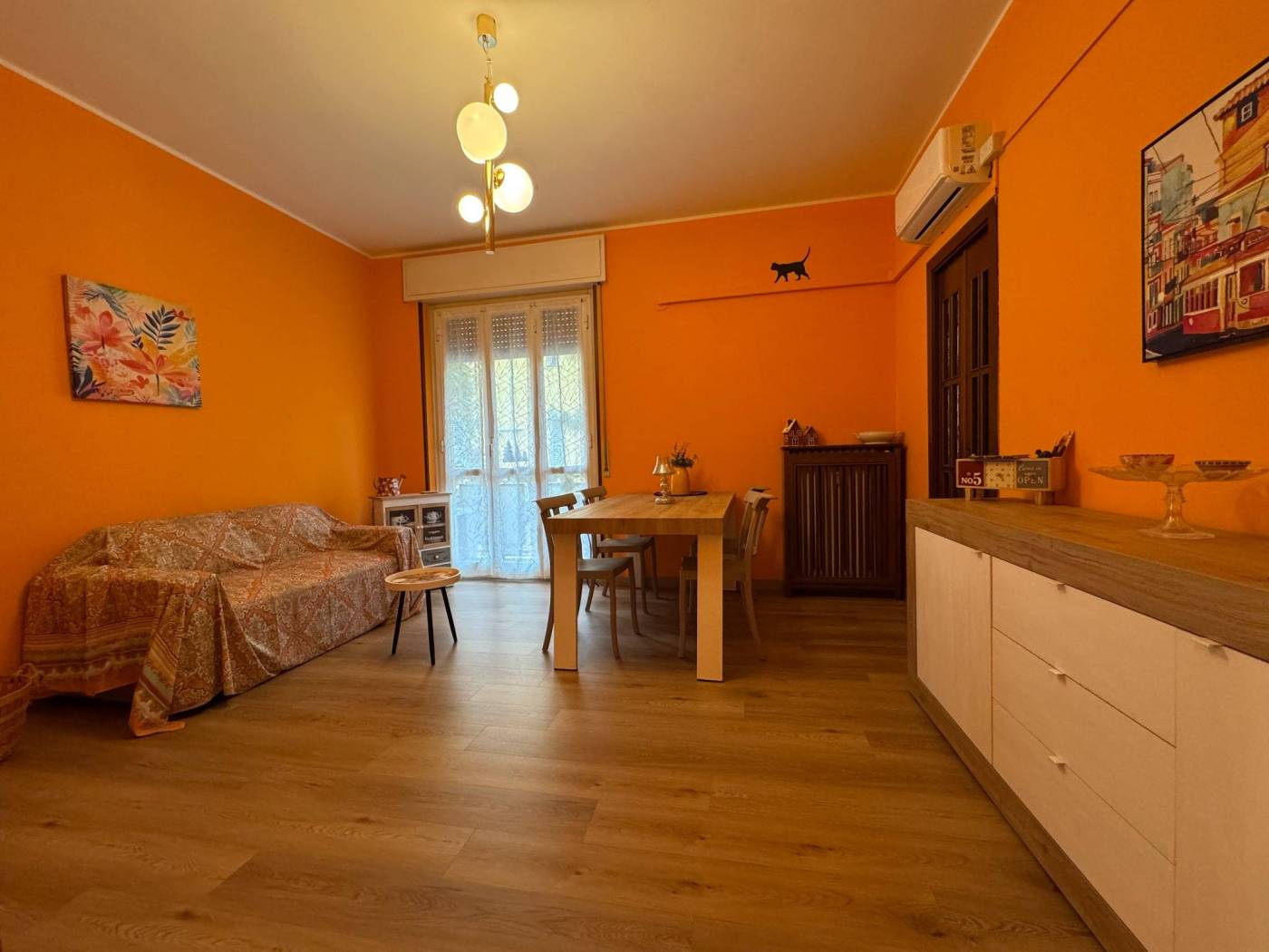 Via Osculati - zona V.le Affori, a poca distanza dalla metropolitana linea gialla fermata M3 Affori centro o Affori FN e dall'ingresso del parco di 