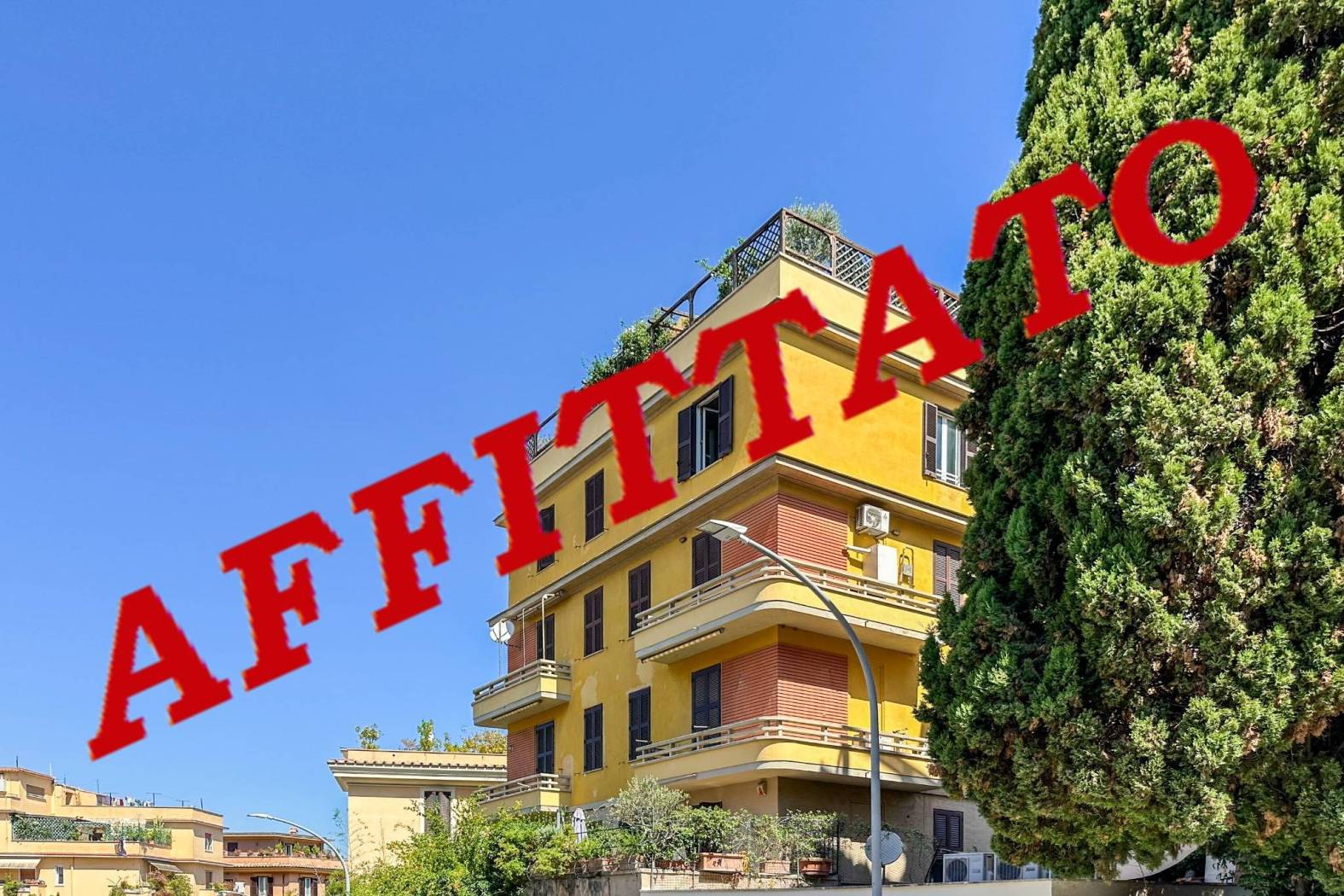 San Saba, in via Costantino Beltrami, all'interno di una caratteristica palazzina d'epoca in intonaco e cortina, proponiamo in locazione un elegante 