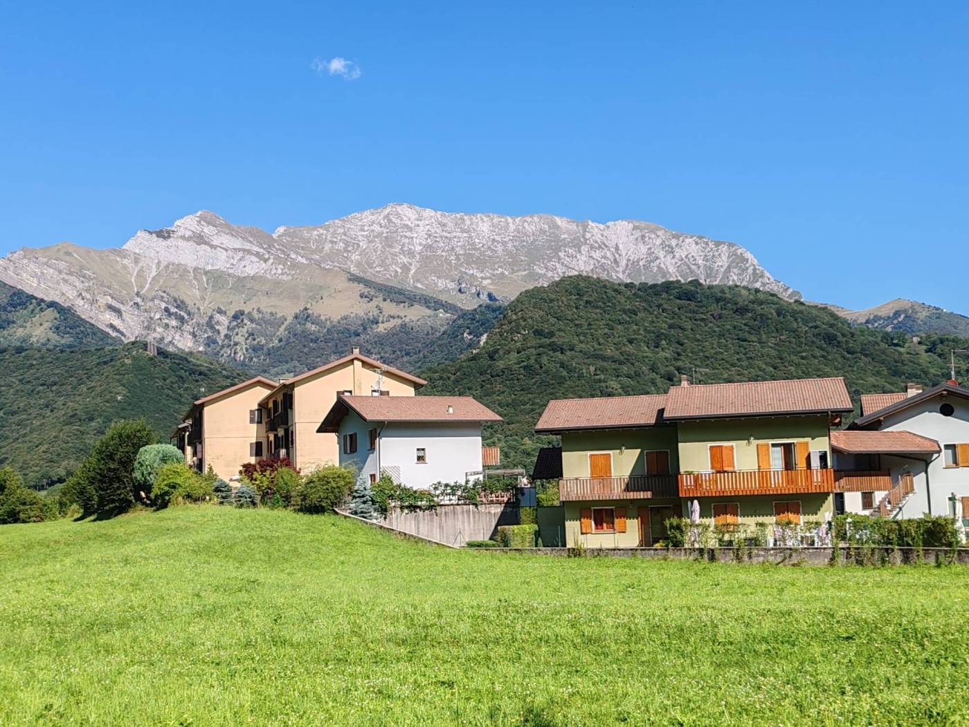 Cremeno – Maggio Situato in posizione tranquilla e soleggiata, con vista mozzafiato sul gruppo delle Grigne, affittasi dal 15 ottobre splendido 