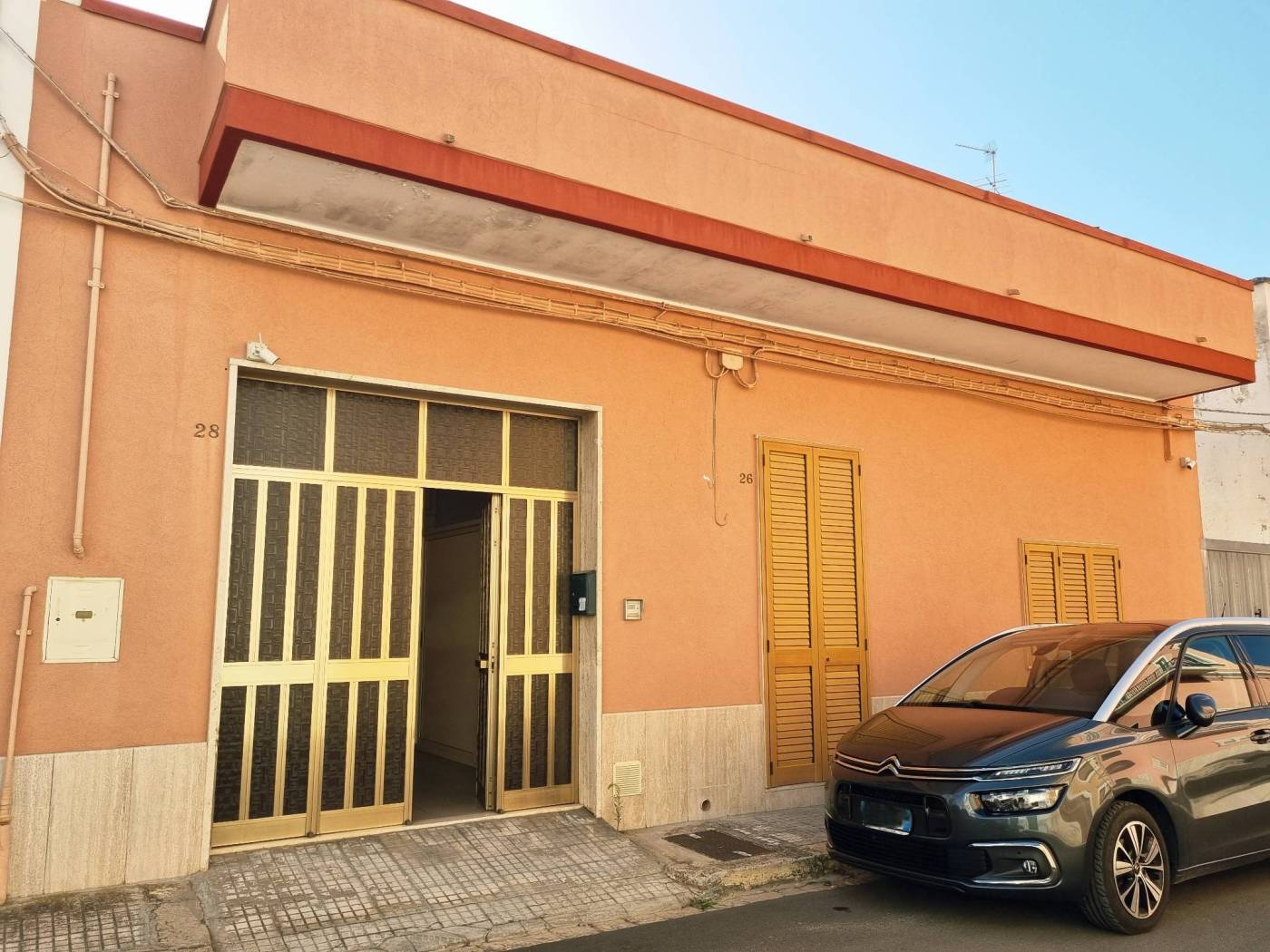 Zona semicentro - Proponiamo una casa indipendente posta al piano terra. L'abitazione è composta da ingresso, disimpegno, tinello con camino, 