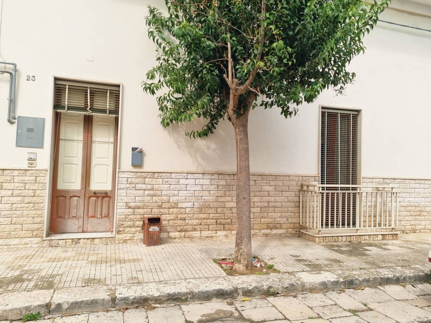 Salice Salentino - Zona centro - Proponiamo una casa indipendente posta al piano terra con area solare occupata da un'altra abitazione. È composta da 