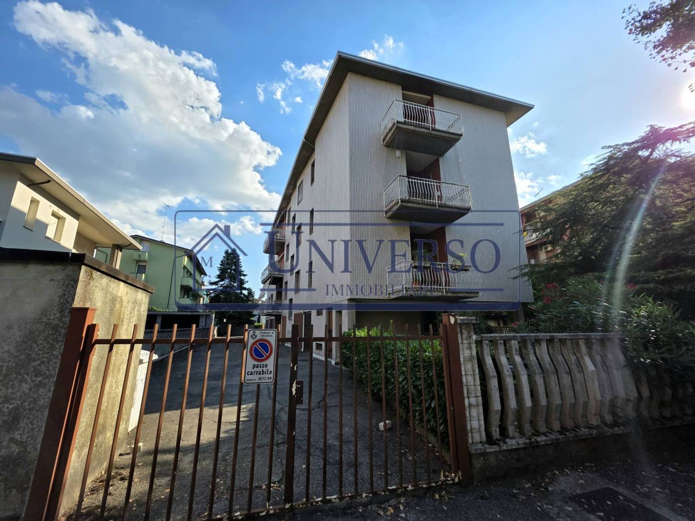 VOGHERA: Sei in cerca di un ampio trilocale con box auto in una zona tranquilla? In Via Ezio Vanoni, in stabile di tre piani con verde condominiale e 