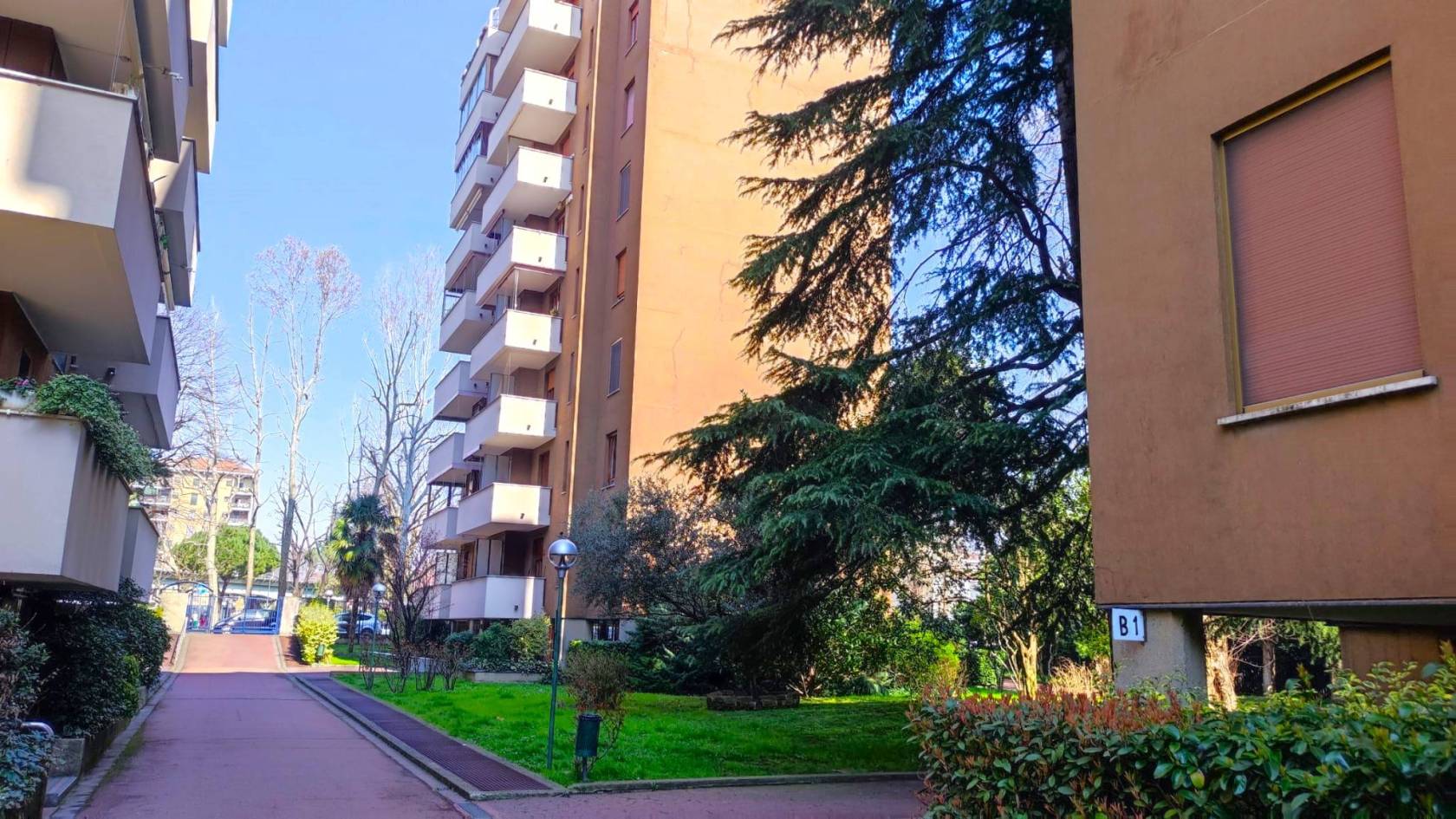 A pochi passi dalla fermata MM2 Cologno Sud, proponiamo in vendita un elegante appartamento di 155 mq posto all'ultimo piano di un esclusivo 