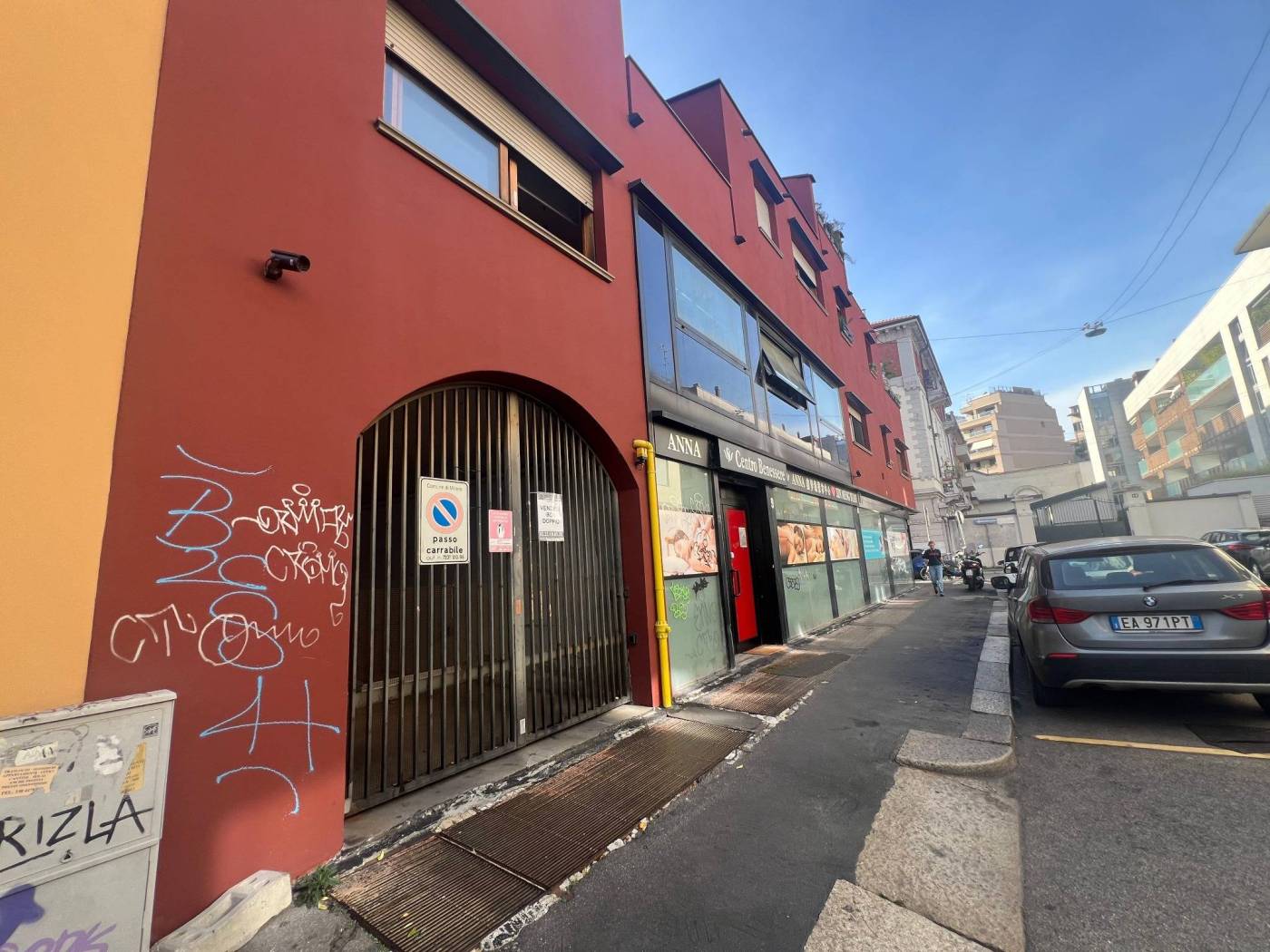 Via Signorelli 19, Zona Paolo Sarpi - vendesi ampio box di circa 29 mq al piano -2. Larghezza ingresso 2,38 mt, larghezza interna 2,80, profondità 9,