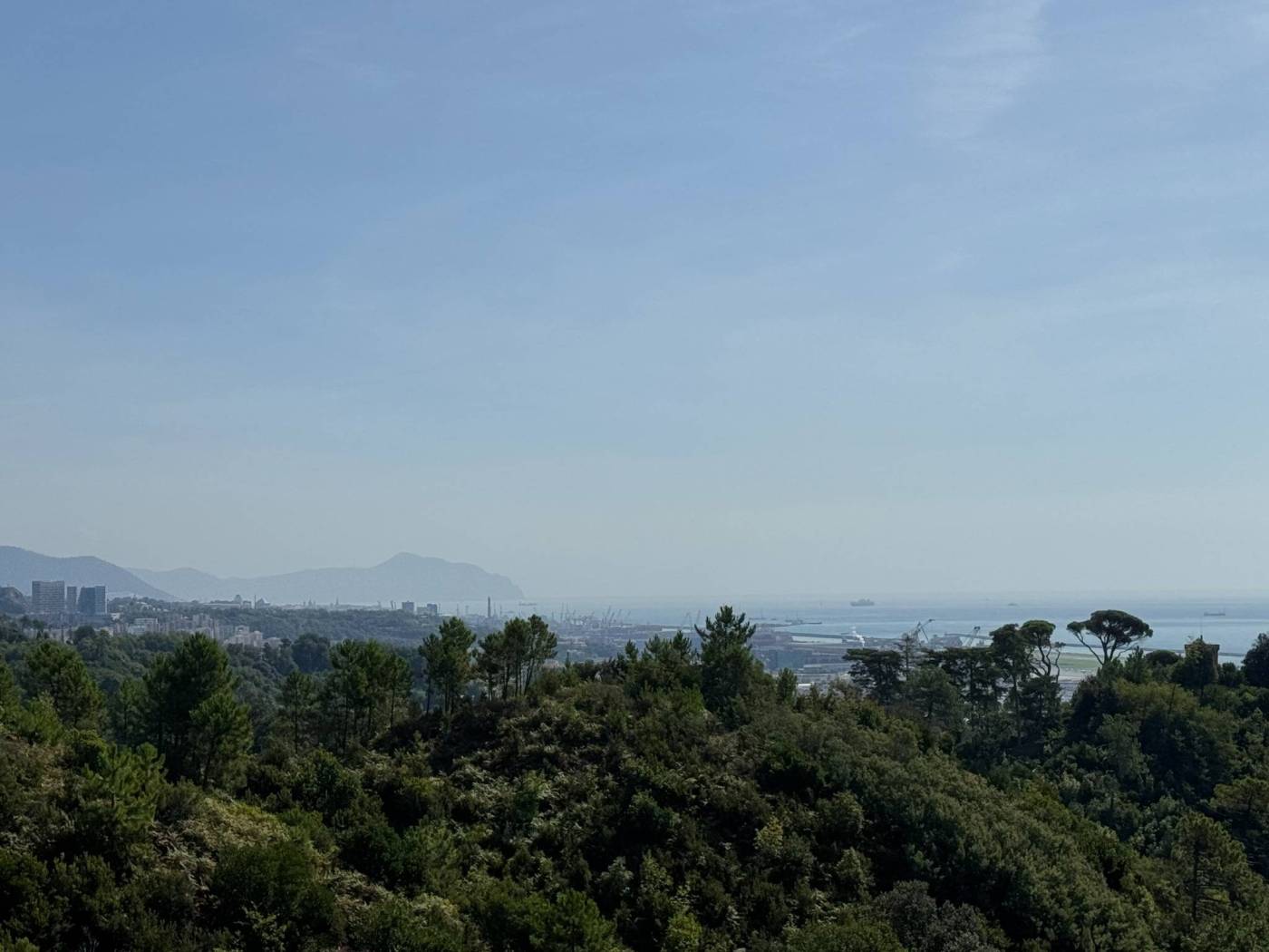 Pegli 2 Orizzonte proponiamo bellissimo appartamento situato al terzo piano con ascensore, questo immobile è stato sapientemente ristrutturato per 