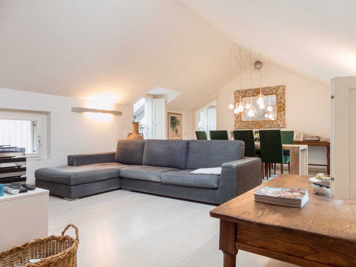 **Splendido Attico in Vendita a Villasanta** Scopri l'eleganza di questo attico situato in una mini palazzina in stile Liberty, a pochi passi 