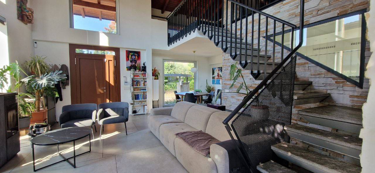 **Villa Singola Moderna in Vendita - Un Sogno da Realizzare! ** Scopri questa splendida villa singola completamente nuova, situata in una tranquilla 