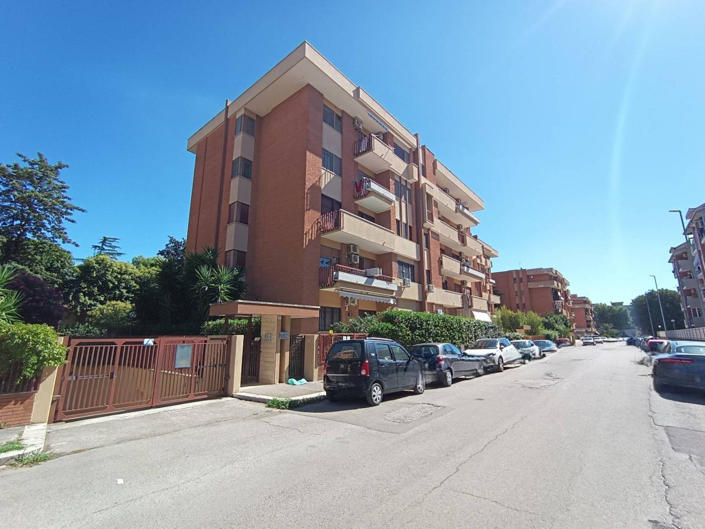 In Via Petruzzelli, zona ben servita, con ampi spazi verdi proponiamo appartamento composto da: ingresso con soggiorno doppio a vista, cucina