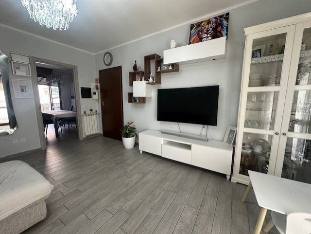 Trecate, in zona residenziale proponiamo un trilocale ben rifinito sito al primo piano di un condominio signorile del 2000 ma privo di ascensore. 