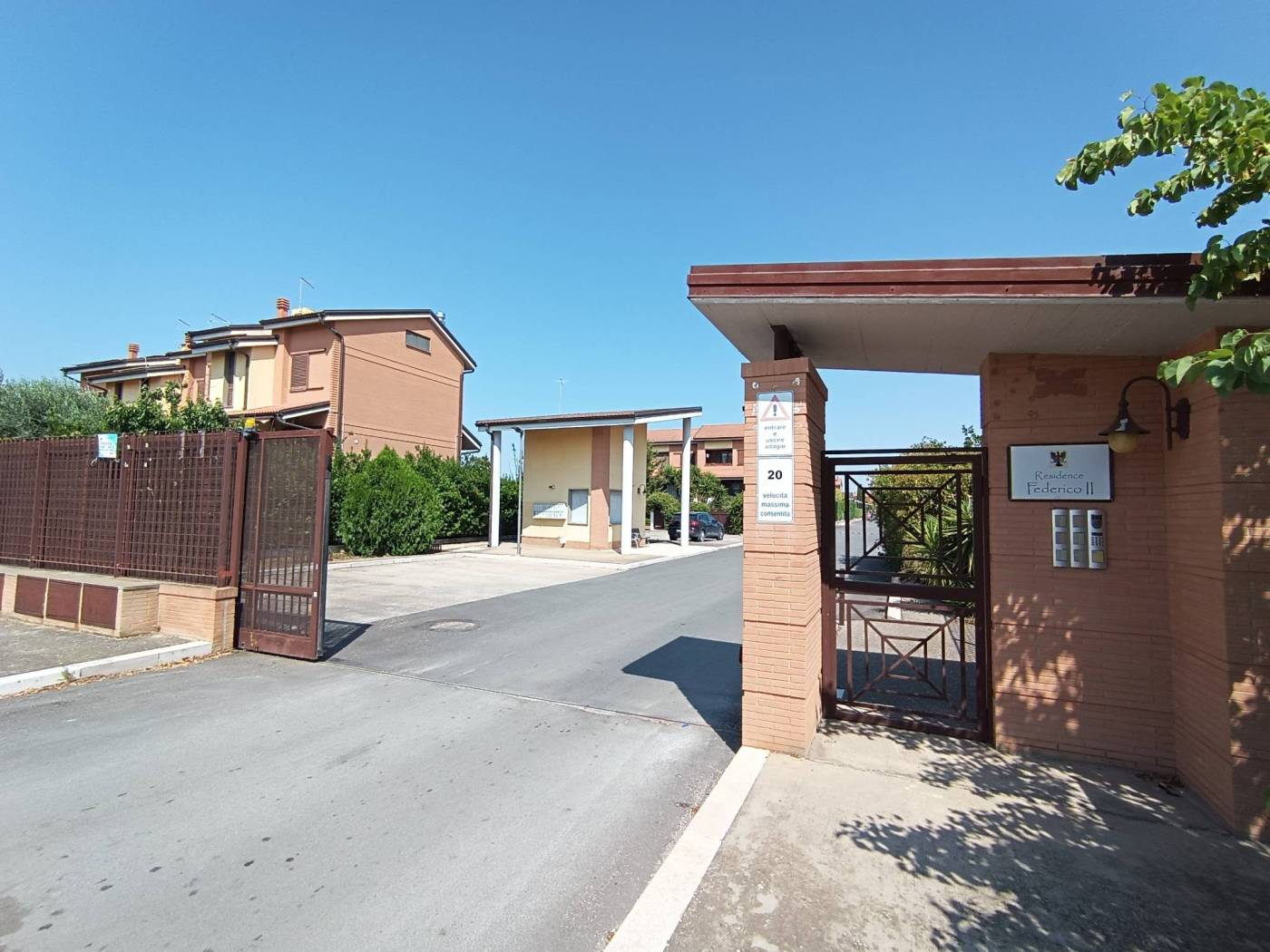In Via Camporeale, a pochi passi dalla Nuova Provincia, in residence esclusivo denominato Federico II, proponiamo una villetta in ottimo stato, 