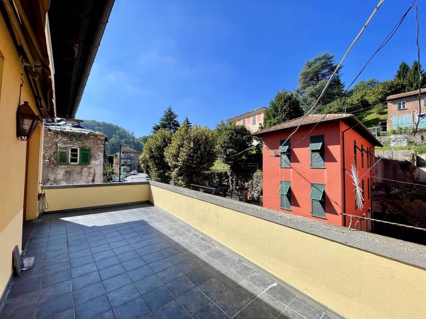 IN TRATTATIVA -- Ci troviamo a pochi passi dal centro, in una piccola palazzina ordinata con riscaldamento autonomo e basse spese di amministrazione. 