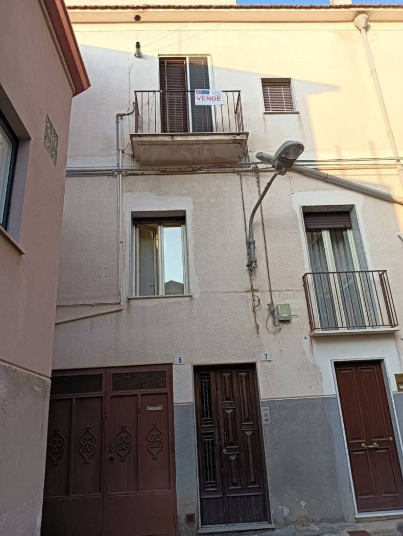 Casa singola, situata ai piani secondo e terzo, perfetta per chi cerca un'opportunità da personalizzare. Con una superficie commerciale di 75 m², 
