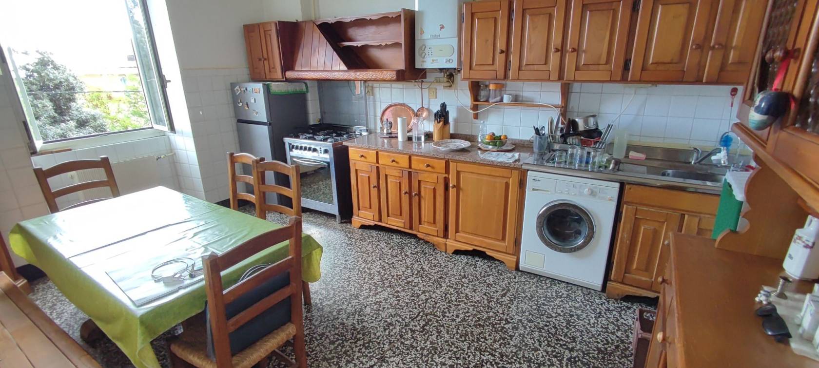 Vendesi Oregina Via Montanari in palazzo anni 50 con ascensore e riscaldamento autonomo,ampio vani sei di mq.113 così suddivisi: Grande entrata alla 