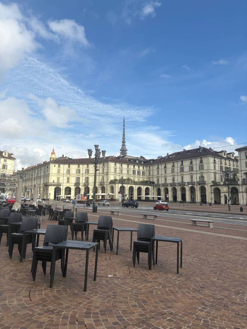 Vendesi locale attività bar/pub tipologia 2 con Dehor in posizione centrale e strategica. Il locale è stato ristrutturato ed è dotato di servizio 