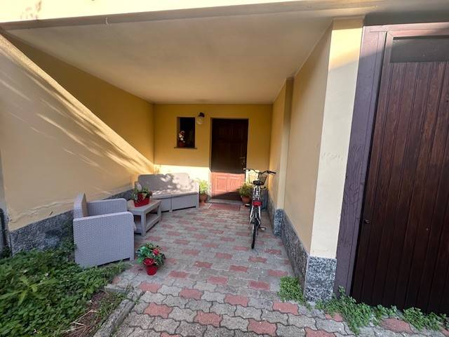 Trecate, nella zona della piscina proponiamo una villa a schiera ampia ed accogliente. Il piano terra è composto da: una taverna abitabile dotata di 