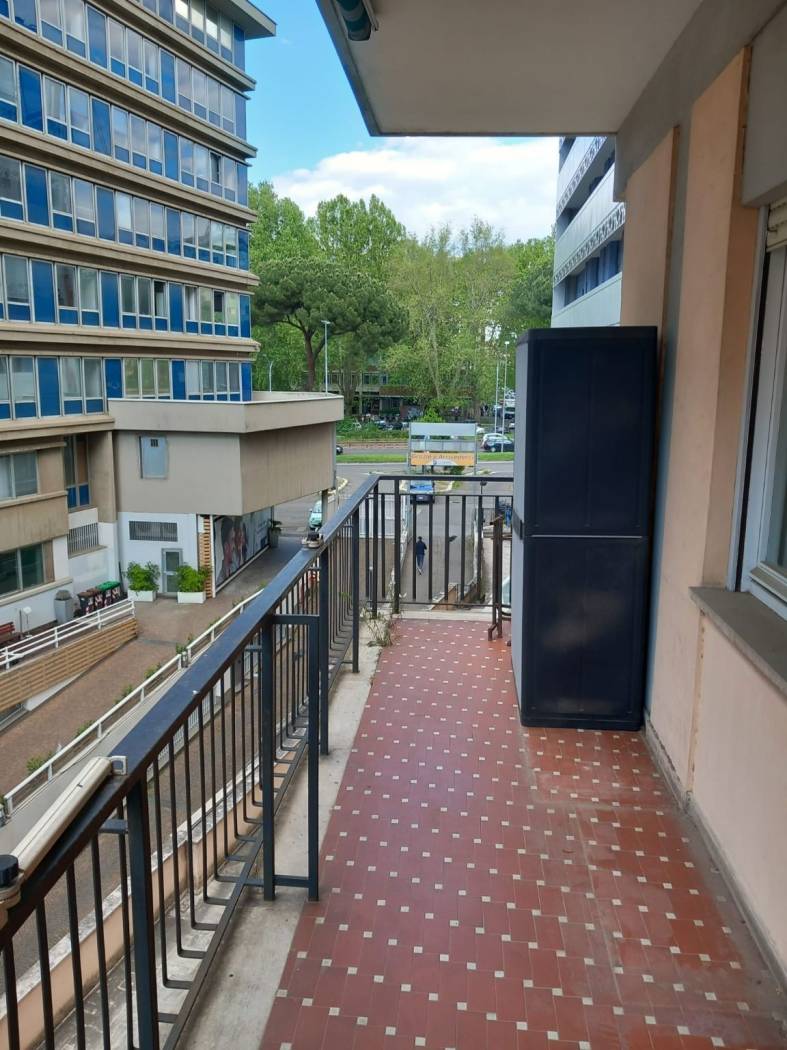 In via Padre Semeria, adiacente al complesso scolastico e al supermercato, a pochi passi dai lotti della Garbatella e della fermata della metro B, 