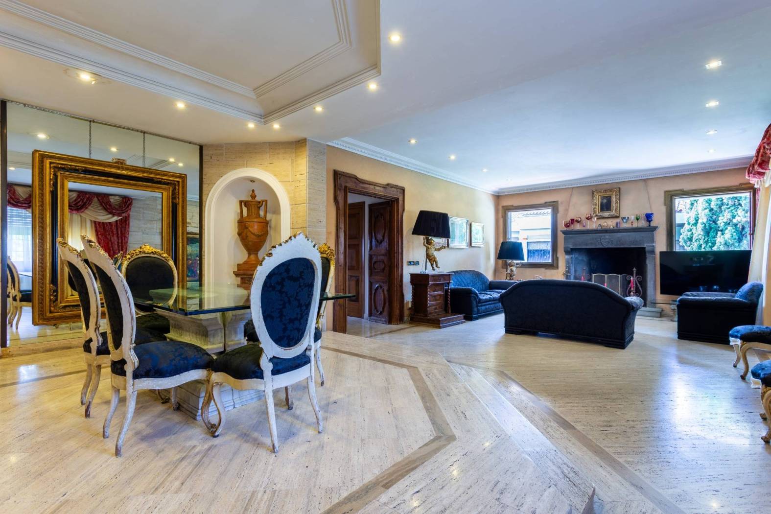 Eur, Tre Pini, Situata in una delle strade più esclusive del quartiere, in via Tullio Passarelli proponiamo in vendita una prestigiosa villa su tre 