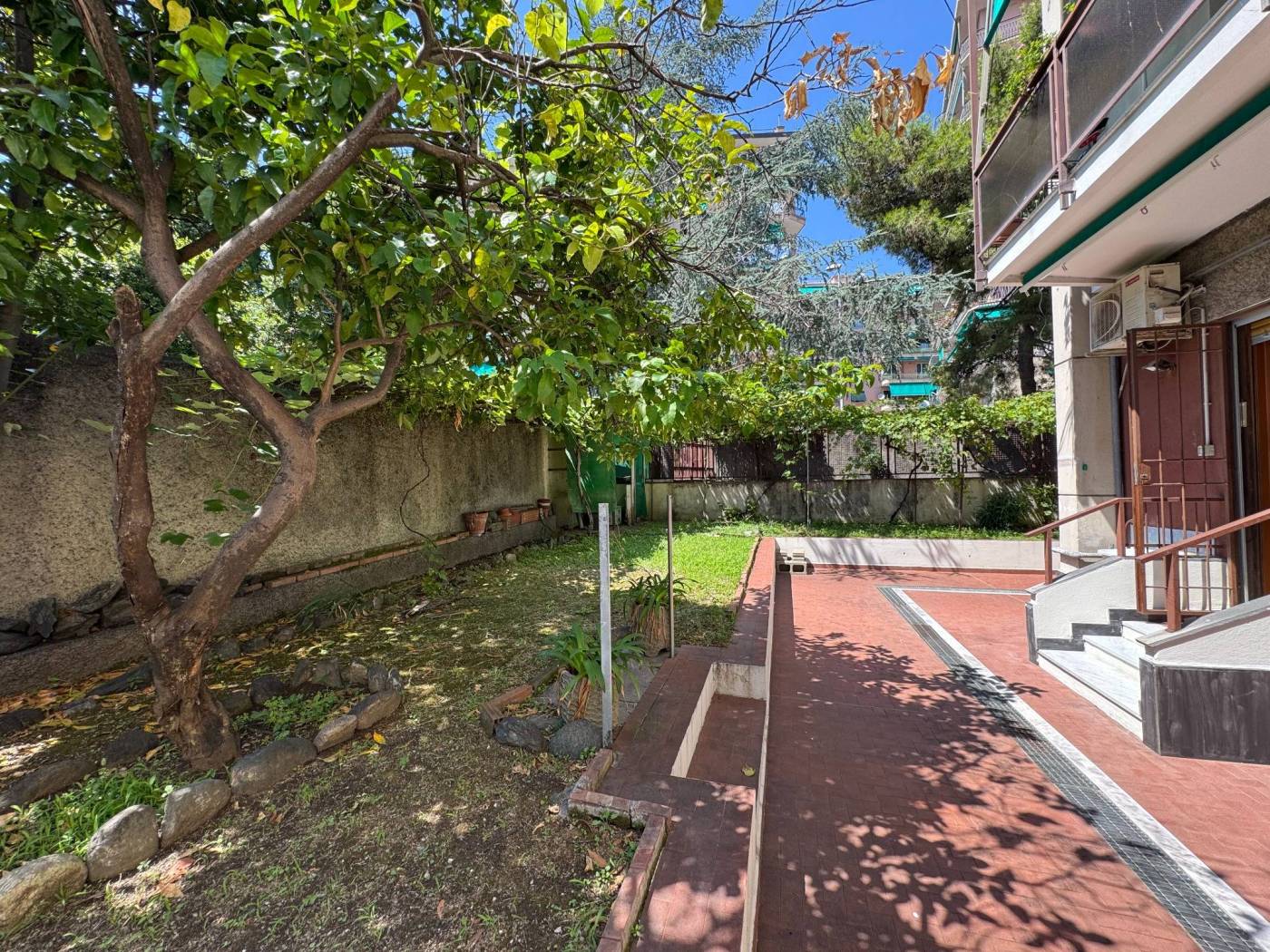 **Appartamento in Vendita a Via Castagnevizza** Scopri questo incantevole appartamento di 80 mq situato in una posizione strategica e di prestigio in 