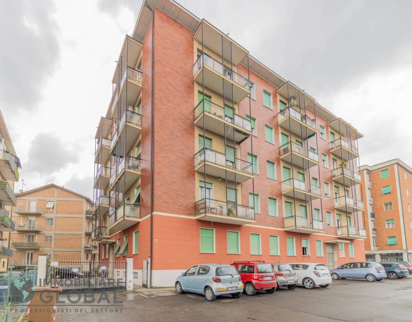 In zona comoda e perfettamente servita, proponiamo in vendita un appartamento luminoso e completamente ristrutturato nel 2015, situato al secondo 