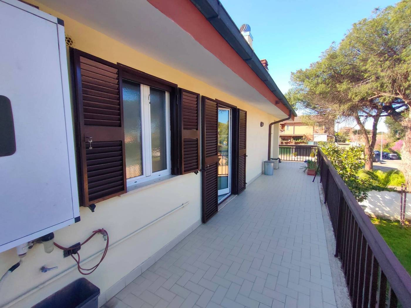 Infernetto, in via Antonio Lotti, proponiamo in locazione all'interno di una villa un appartamento con ingresso indipendente, posto al primo ed 