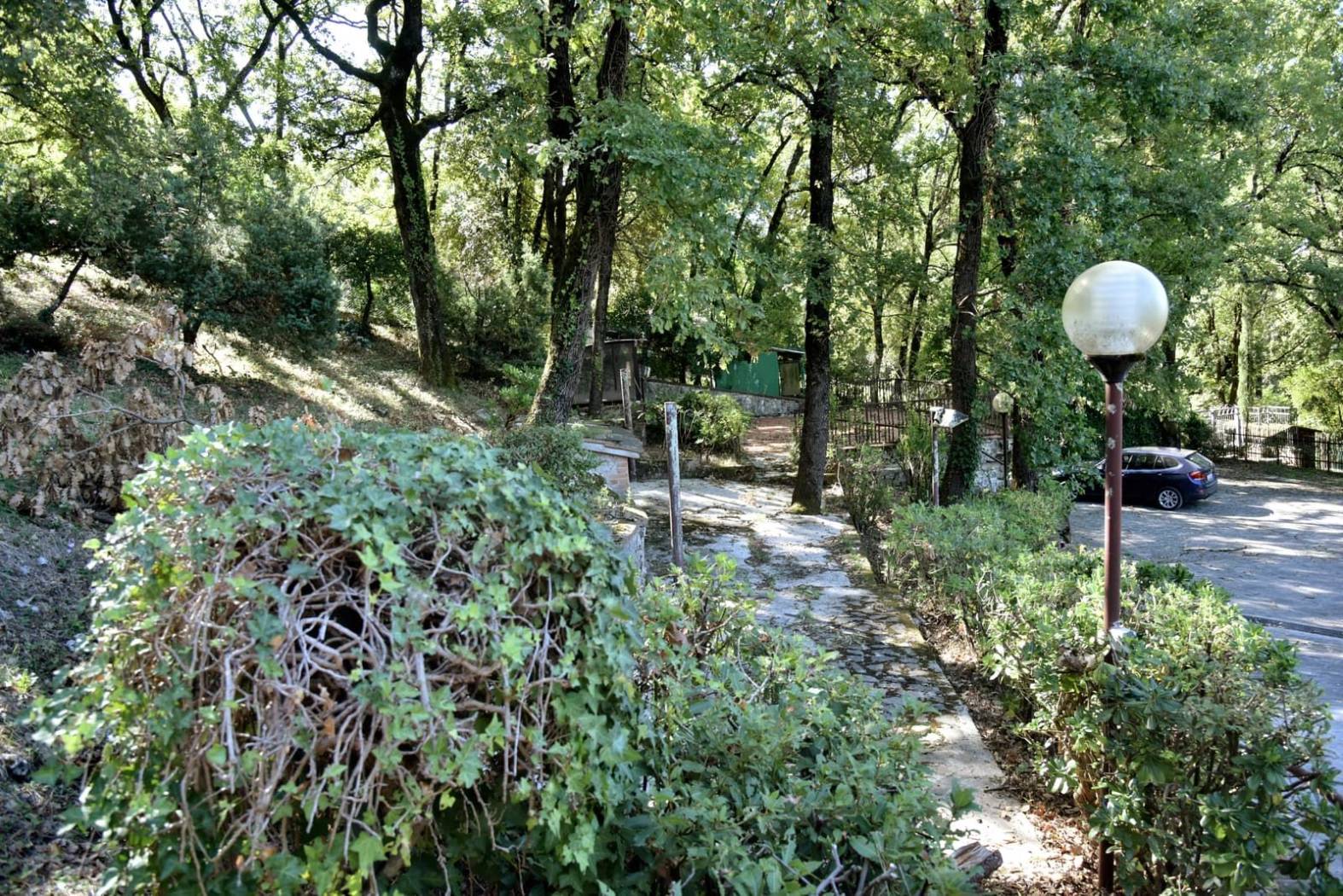 Villa unifamiliare in vendita di 450 mq ca. su 2 livelli sita a narni, composta da: 1° livello: salone triplo, angolo cottura, 2 camere matrimoniali, 