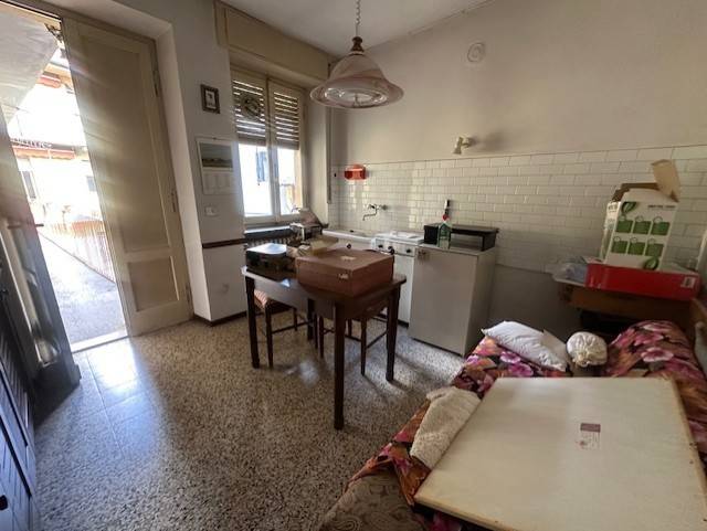 Cerano, nel centro storico proponiamo un bilocale al primo piano ed in contesto di corte composto da: ingresso nel soggiorno con cucina a vista, un 