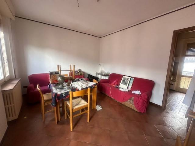 Cerano, nel centro storico proponiamo un ampio trilocale al secondo piano di un contesto di corte. L'appartamento è composto da: ingresso nel 