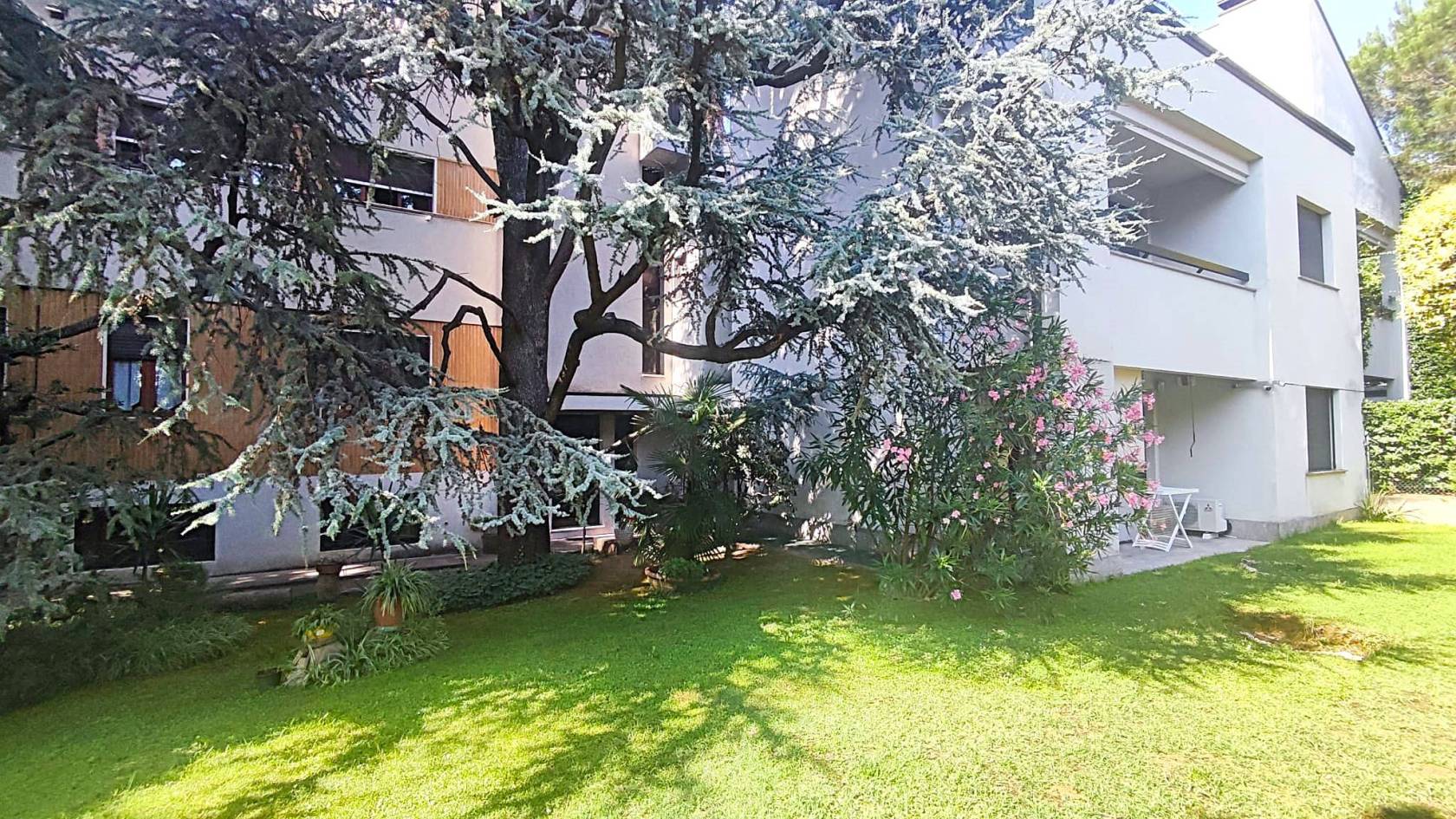 MONZA – In elegante residenza di sole 4 unità abitative, proponiamo in vendita un ampio e luminoso trilocale di 135 mq ristrutturato, situato in una 