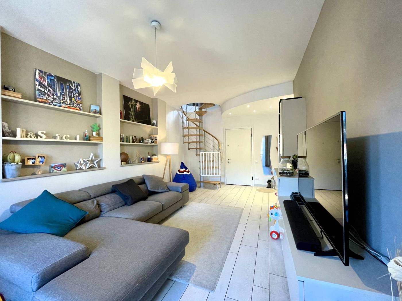 Ci troviamo in una zona comoda e tranquilla a due passi dal centro di Casella. Proponiamo un appartamento in palazzina ordinata con riscaldamento 