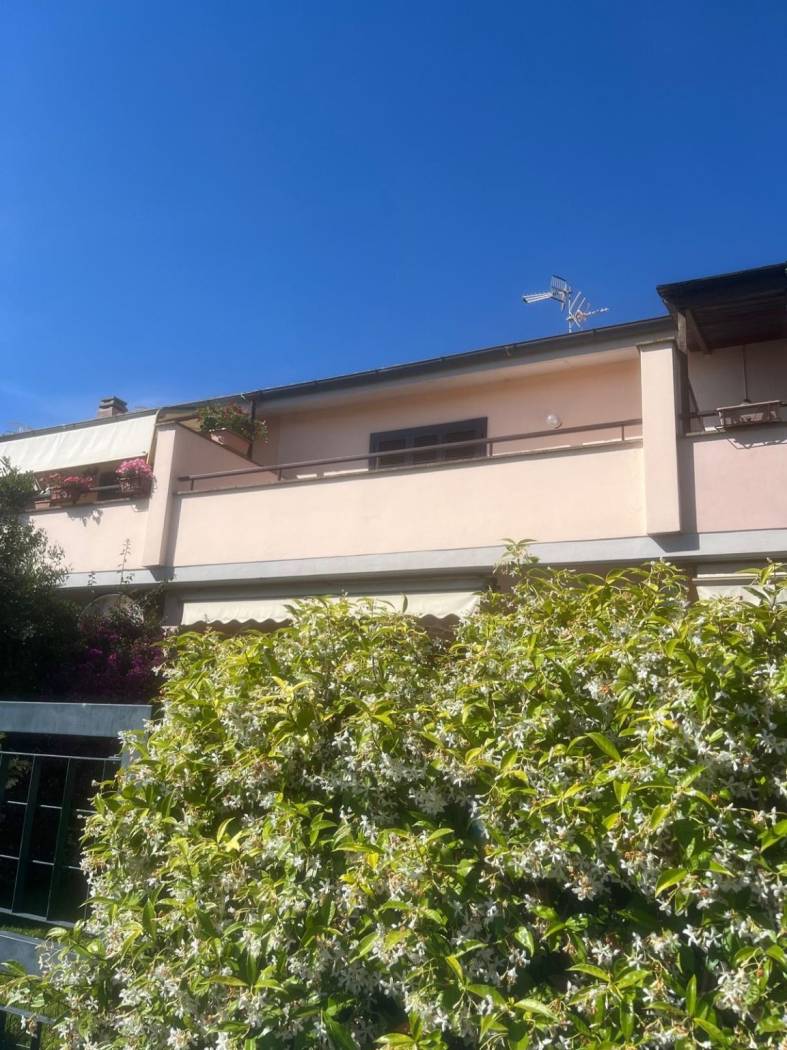 L'agenzia immobiliare Tecnoedil propone in vendita in zona Prato del Mare un grazioso appartamento ristrutturato, posto al 1° piano di un piccolo 