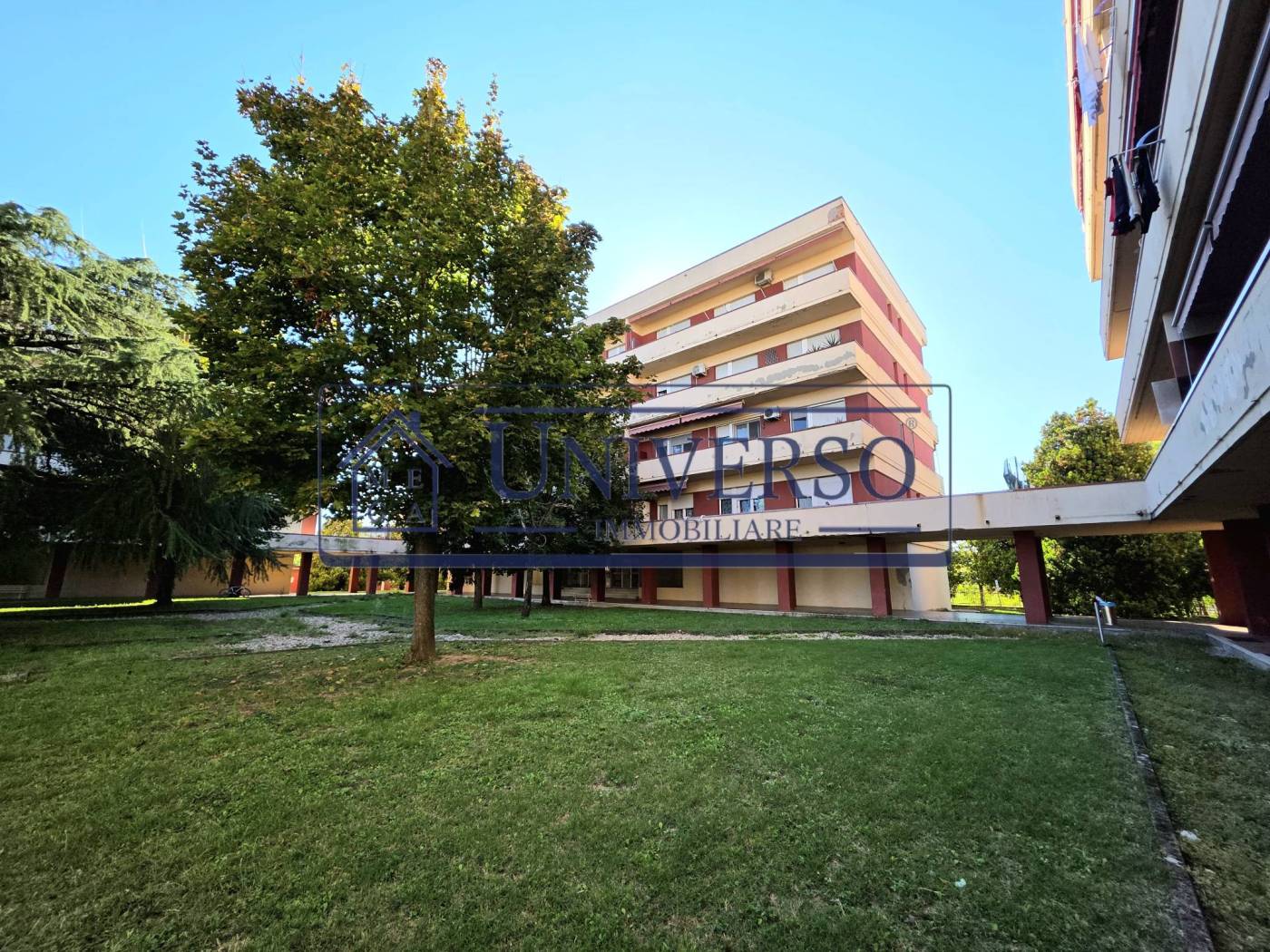 VOGHERA: Via Calabria/ad.ze Coop, in contesto con ampio verde condominiale e ascensore proponiamo Bilocale composto da ingresso con disimpegno, 
