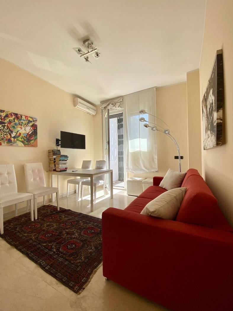 Corso Monforte bilocale di mq 50 circa al 5° piano totalmente arredato composto da soggiorno, angolo cottura, camera, bagno e un balcone. Il 